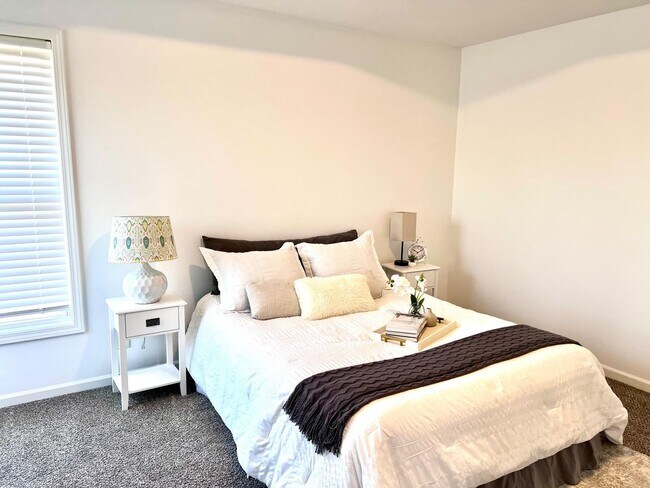 Building Photo - COMING SOON!! HUGE Northland 4 Bed 2.5 Bat...