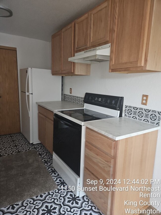 Building Photo - Renton Sunset Heights Condominiums - 2 bedroom 1 bathroom lower floor unit - Water, Sewer & Garba...