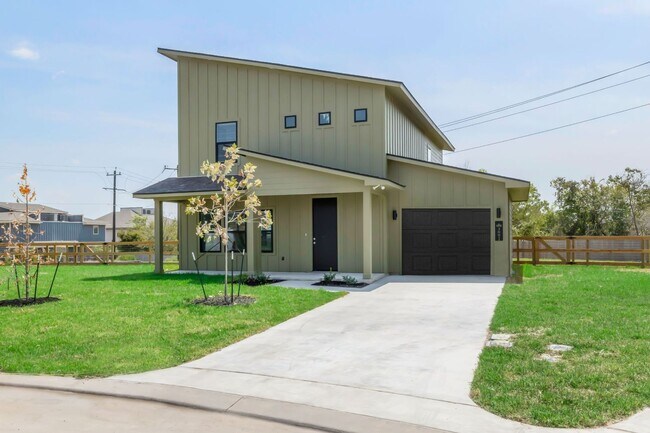 Building Photo - NOW LEASING!  4 bed, 4.5 bath modern home