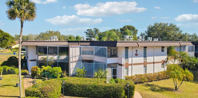 Building Photo - 7 W Greenway Dr
