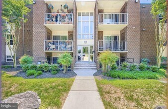 Building Photo - 14 Mountbatten Ct