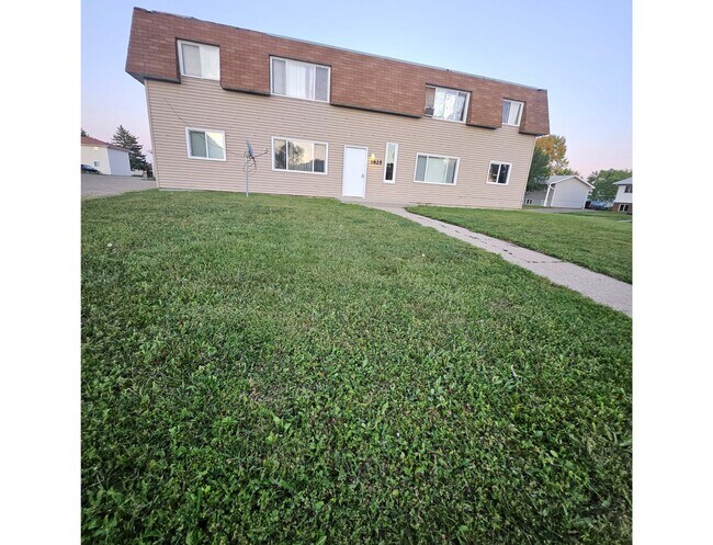 Building Photo - 1825 5th St SE