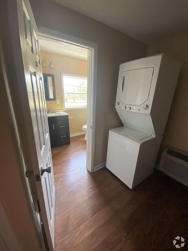 Building Photo - "Cozy 1-Bedroom Top floor Retreat in West ...