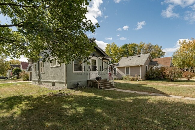 Building Photo - Furnished SE Rochester Home Available Now!