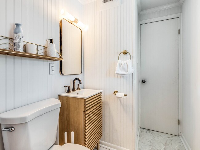 Building Photo - DeLesseps Furnished Apartment