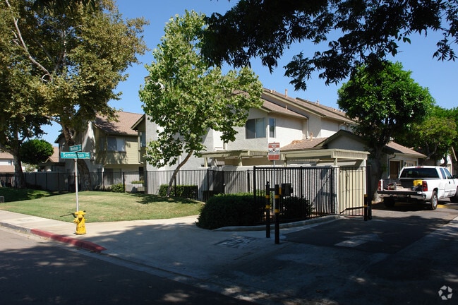 Building Photo - Woodlake Apartments