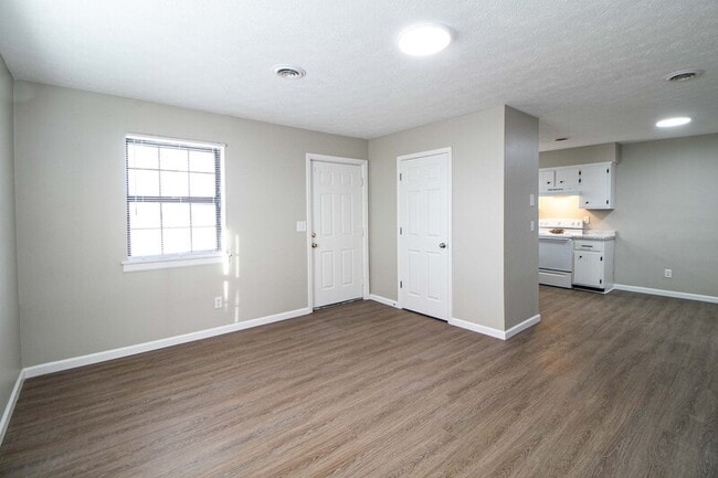 Building Photo - 404 -10 Thompsonville Lane