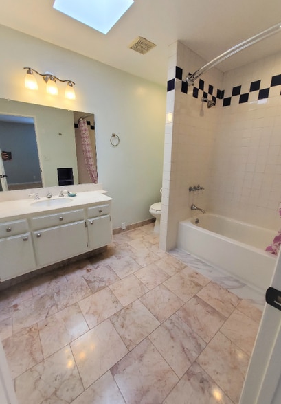 Building Photo - 4365 McLaughlin Ave