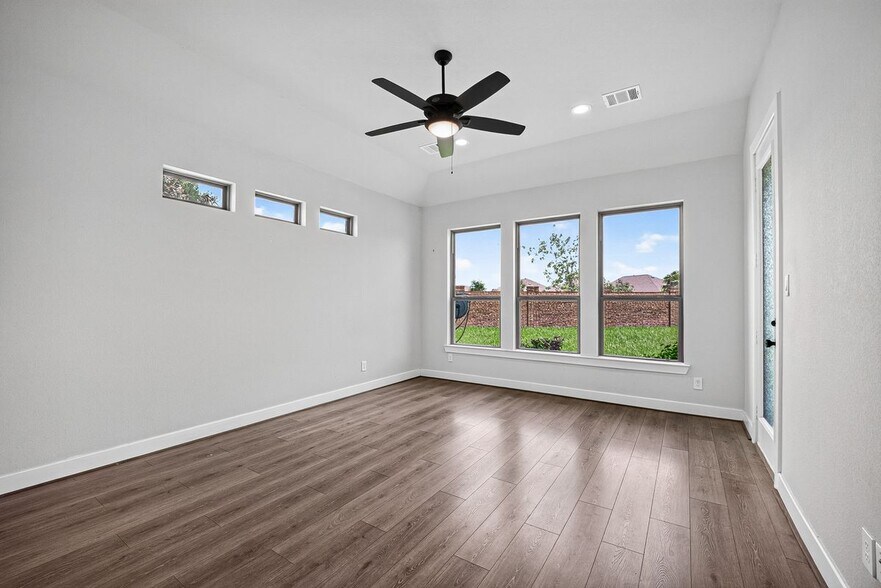 Building Photo - 2600 Golden Palms Ln