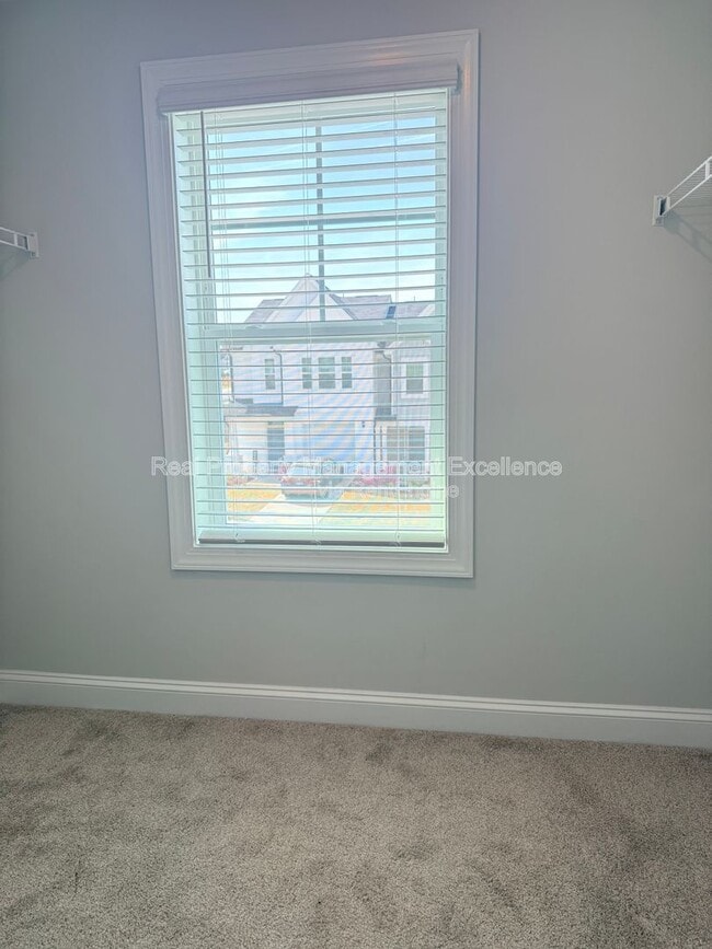 Building Photo - 540 Barrington Row Ave