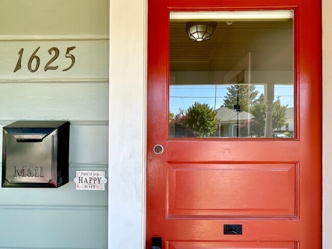 Building Photo - Charming Home on Cul-de-Sac w/Jacuzzi, Fireplace, Garage || Minutes from Downtown Napa!