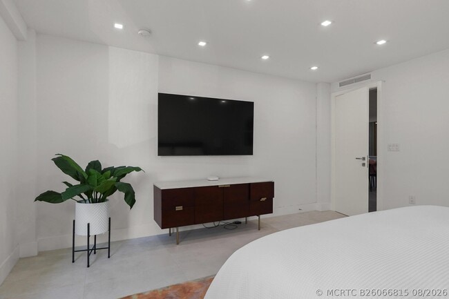 Building Photo - 170 N Ocean Blvd
