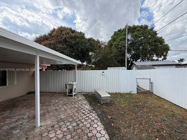 Building Photo - 1585 W 53rd St