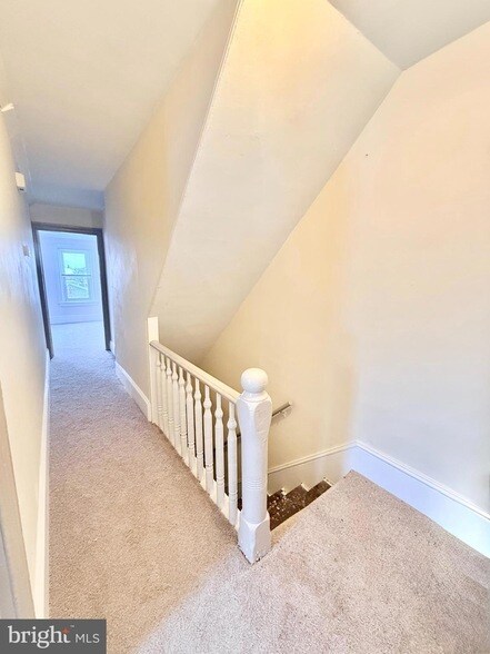 Building Photo - 327 Main St