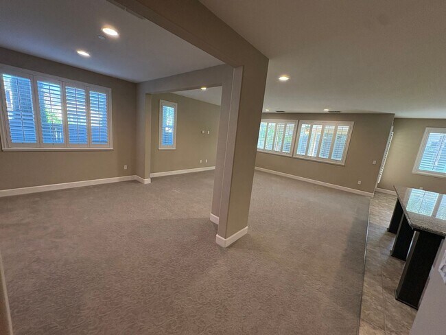 Building Photo - Spacious 4 Bed 3 Bath Tracy Home