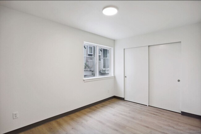 Building Photo - Spacious Townhome – Husky now leasing!