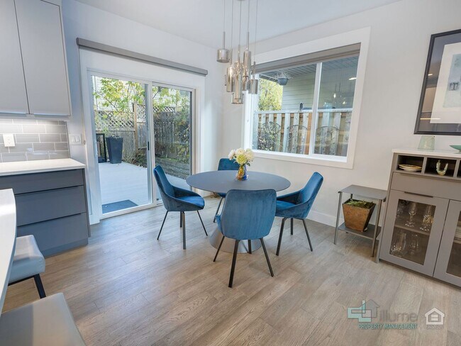 Building Photo - Fully Furnished Lake Oswego Gem!!!!