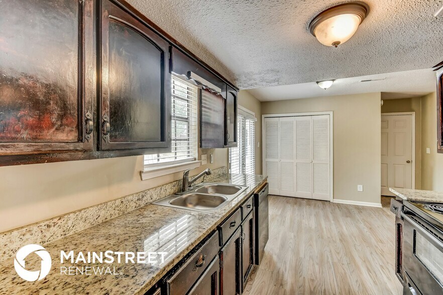 Building Photo - 904 Pine Forest Cir