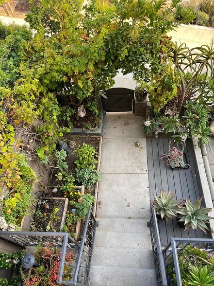 Building Photo - 221 24th St