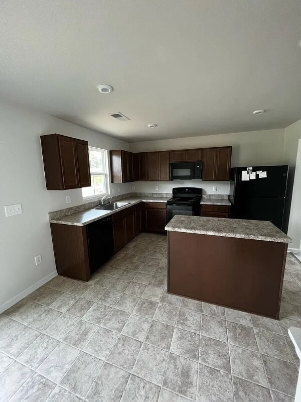 Building Photo - 104 Verdant Leaf Wy