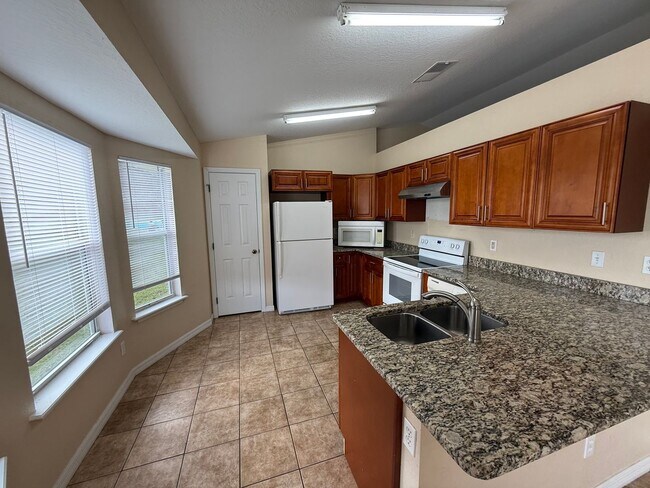 Building Photo - Updated 3BR/2BA Home in Rainbow Park – Pet...