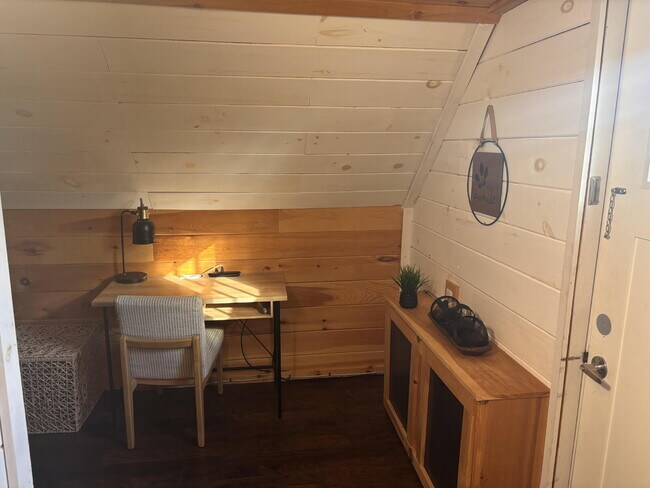 Building Photo - Quiet furnished walking to everything in B...