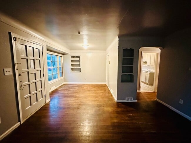 Building Photo - 4 Bedroom 1 Bath Welcome Section 8