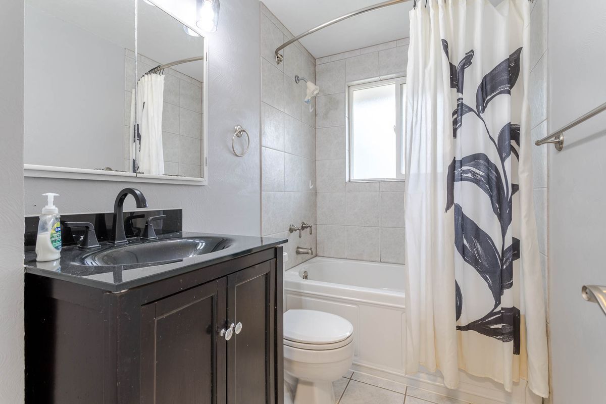 Building Photo - 755 Braun St