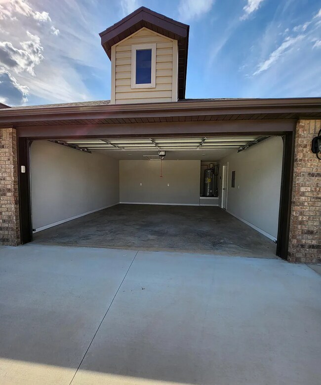 Building Photo - 521 Little Lona Ave