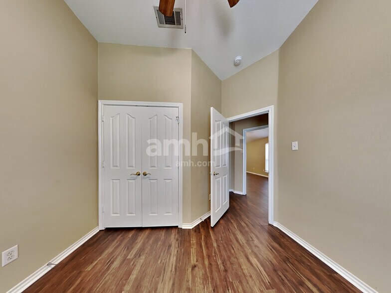 Building Photo - 8820 Sunset Trace Dr