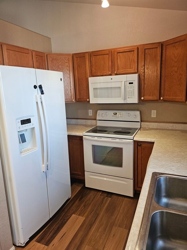 Building Photo - ALL PROSPECTIVE TENANTS MUST SUBMIT A $58 NON-REFUNDABLE APPLICATION FEE PER APPLICANT ONLINE AND...