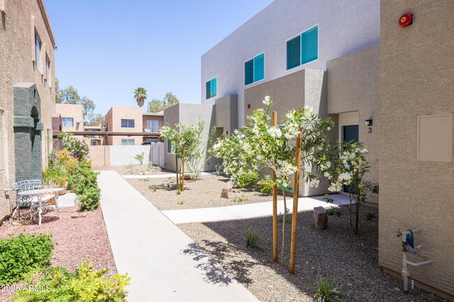 Building Photo - 2842 E Tracy Ln