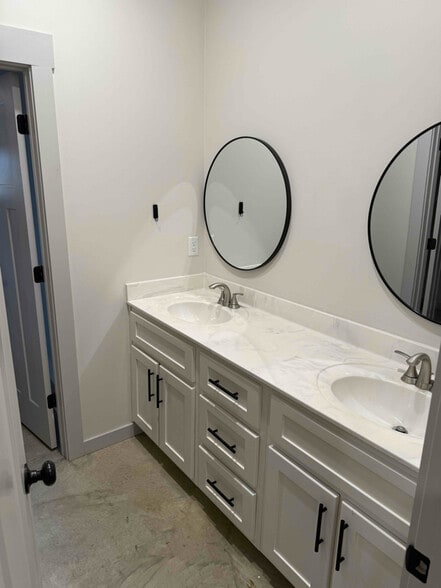 Building Photo - 4600 Wolf Run Trl