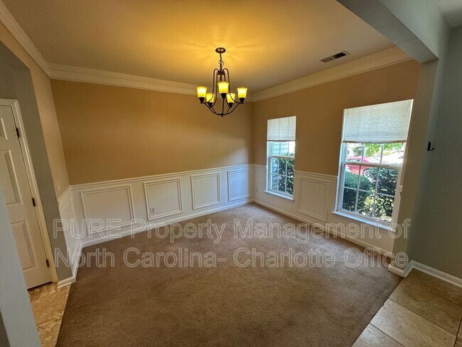 Building Photo - 6033 Queens Walk Ct