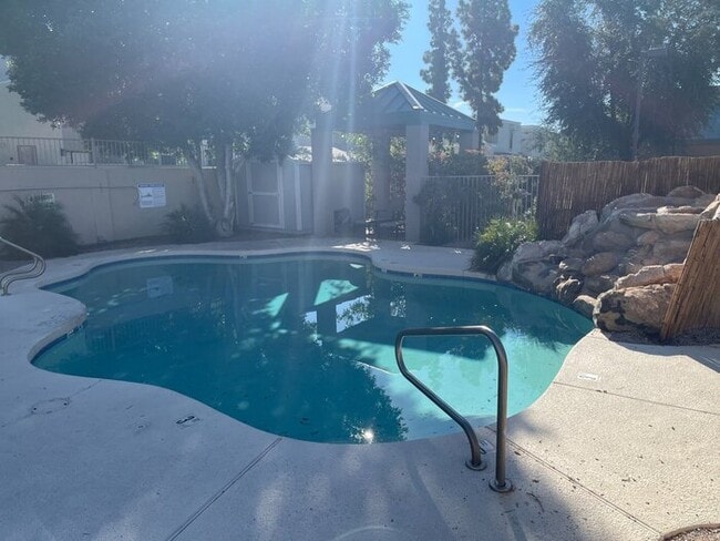 Building Photo - Clean Townhome in Great Location