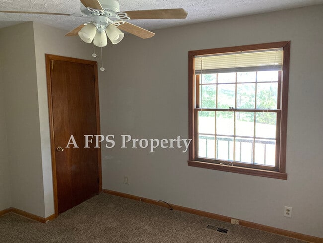 Building Photo - 583 S Holcomb Rd SW