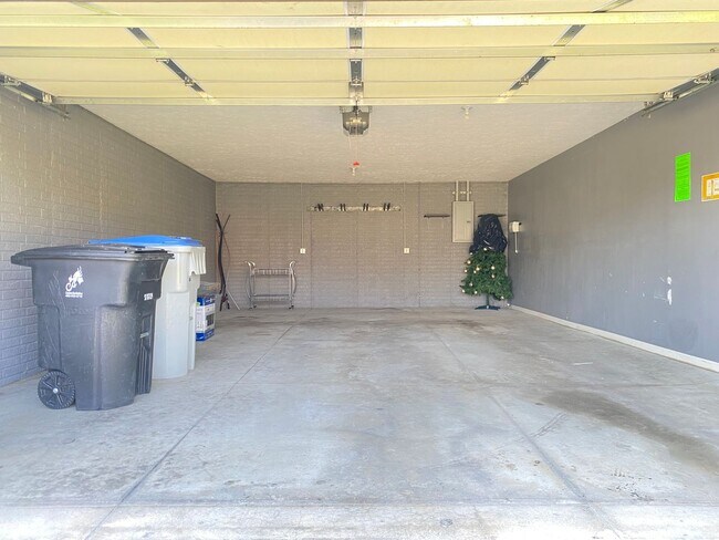 Building Photo - Beautiful 3 bed 2 bath house $1995, Glenmo...