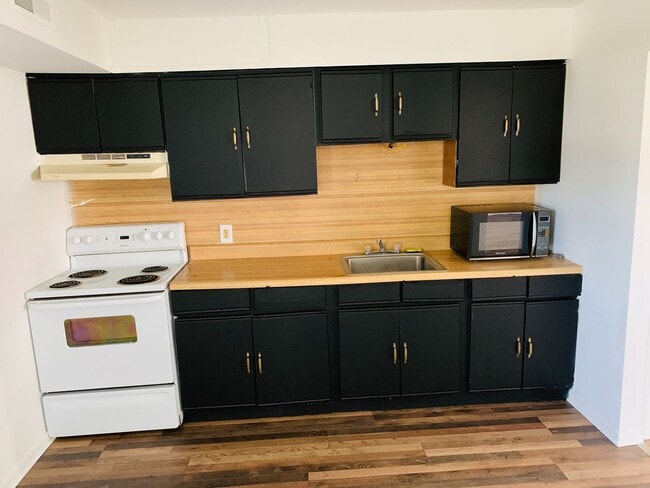 Building Photo - Coming soon! 3 Bedroom 1 Bath home in York...