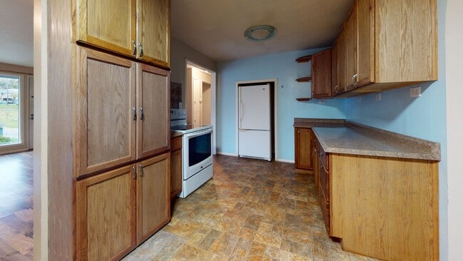 Building Photo - Large Bremerton Duplex Unit Available for ...