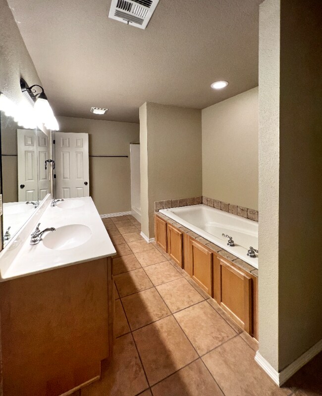 Building Photo - 2827 N Cassius Ln