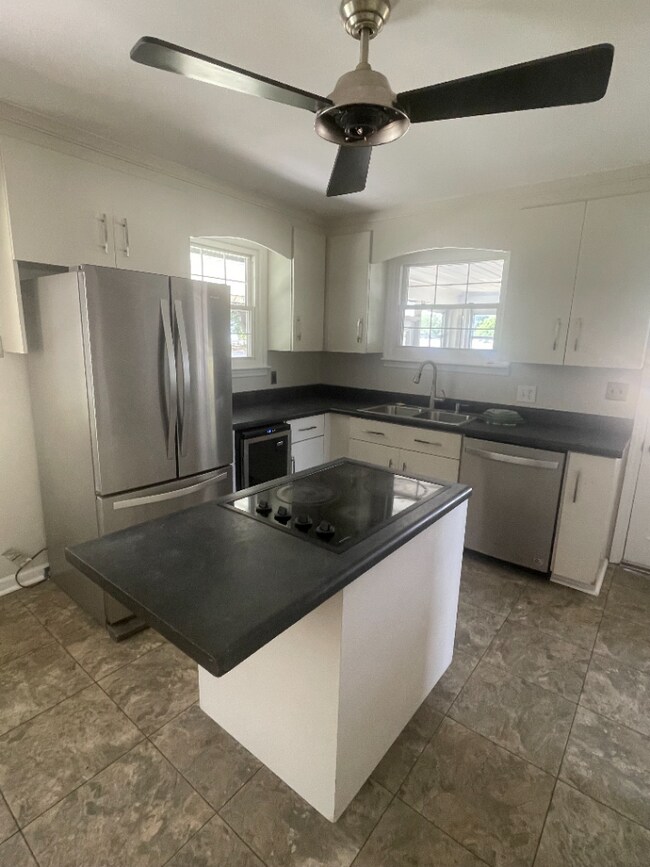 Building Photo - 4 bedroom house with fenced in yard and storage galore 8 minutes from Liberty University and Ward...