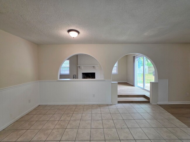 Building Photo - 5BR/2BA home with large family room