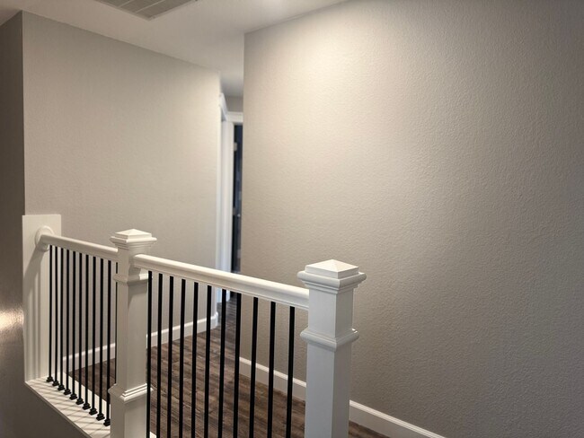 Building Photo - Beautifully Upgraded 3-Bedroom Home on a S...