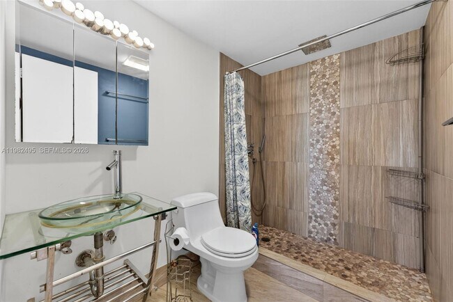 Building Photo - 3000 NE 5th Terrace