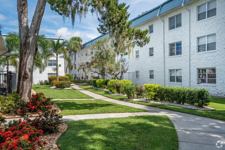 Courtyard - KC Flats Apartments – located in the heart...