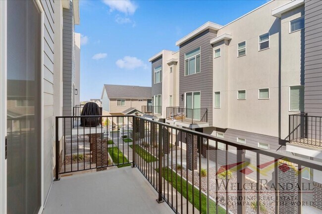 Building Photo - Beautiful 3 Bed 2.5 Bath Townhome in West ...