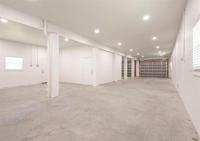 Building Photo - 1918 N Betty Ln