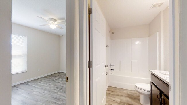 Building Photo - Beautiful 2BR/2BA Unit! Ready!