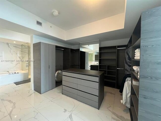 Building Photo - 5500 Island Estates Dr