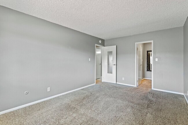 Building Photo - 2 bed / 1 bath - Whispering Pines Condo